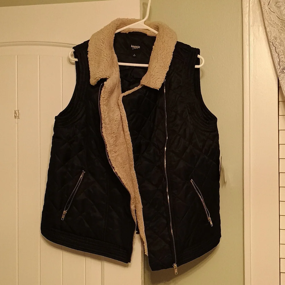 NWT Woman's Large Kensie Jeans Black Quilted Vest with Tan Faux Fur, Gold Zipper